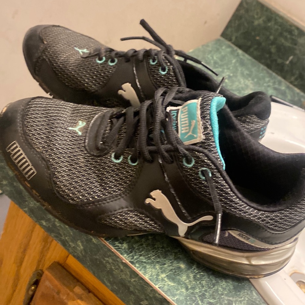 Puma size 8 women’s sneakers
